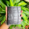 Một chiếc ví da cá sấu màu xám sang trọng, thiết kế thời trang, thể hiện đẳng cấp và phong cách cao cấp.