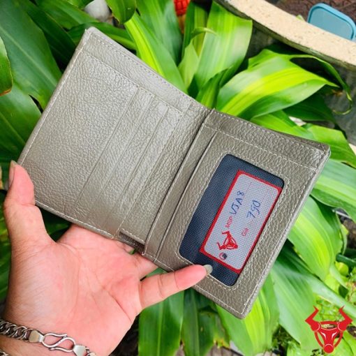 Ví da cá sấu màu xám, biểu tượng thời trang cao cấp, thiết kế đẳng cấp.