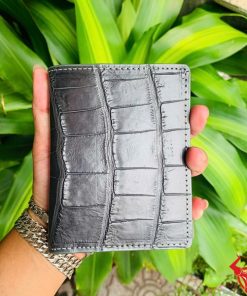 Một chiếc ví da cá sấu màu xám sang trọng, thiết kế thời trang, thể hiện đẳng cấp và phong cách cao cấp.