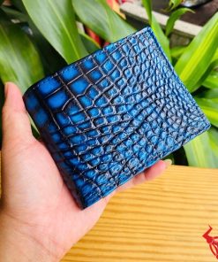 Chiếc ví da cá sấu 2M xanh patina cao cấp, thiết kế thời trang, biểu tượng của sự thành đạt và sang trọng.