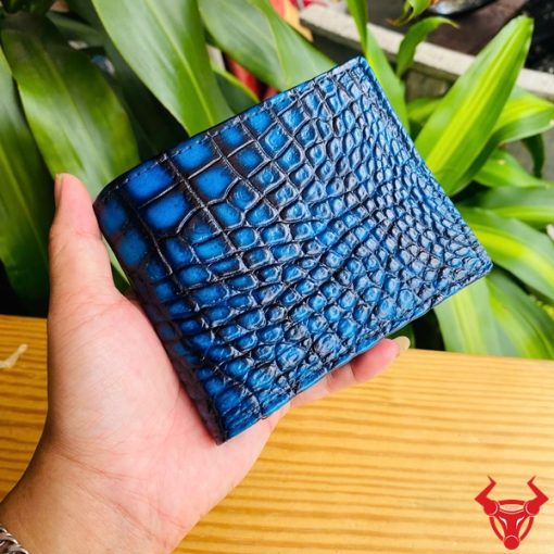 Chiếc ví da cá sấu 2M xanh patina cao cấp, thiết kế thời trang, biểu tượng của sự thành đạt và sang trọng.