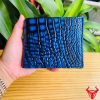 Một chiếc ví da cá sấu 2M xanh patina sang trọng, thiết kế thời trang, thể hiện đẳng cấp và phong cách cao cấp.