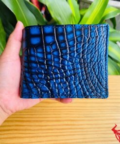 Một chiếc ví da cá sấu 2M xanh patina sang trọng, thiết kế thời trang, thể hiện đẳng cấp và phong cách cao cấp.