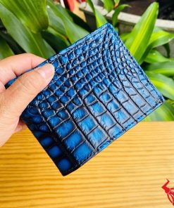 Chiếc ví da cá sấu 2M xanh patina cao cấp, thiết kế thời trang, thể hiện sự sang trọng tuyệt đối.