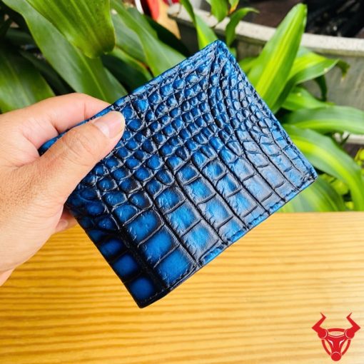 Chiếc ví da cá sấu 2M xanh patina cao cấp, thiết kế thời trang, thể hiện sự sang trọng tuyệt đối.