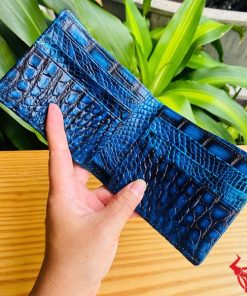 Một chiếc ví da cá sấu 2M xanh patina sang trọng, thiết kế thời trang, biểu tượng của đẳng cấp cao cấp.