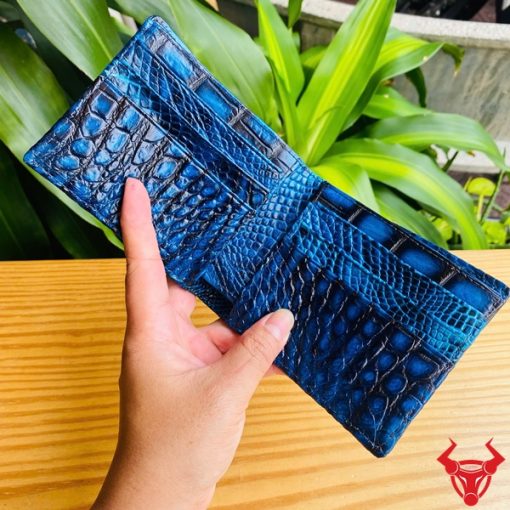 Một chiếc ví da cá sấu 2M xanh patina sang trọng, thiết kế thời trang, biểu tượng của đẳng cấp cao cấp.