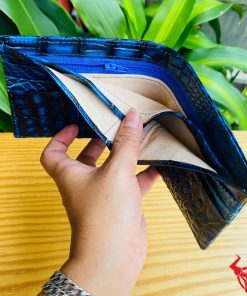 Chiếc ví da cá sấu 2M xanh patina cao cấp, thiết kế thời trang, thể hiện sự sang trọng và đẳng cấp tuyệt đối.