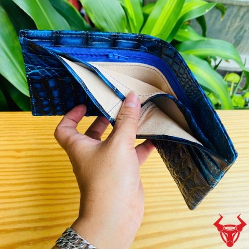 Chiếc ví da cá sấu 2M xanh patina cao cấp, thiết kế thời trang, thể hiện sự sang trọng và đẳng cấp tuyệt đối.