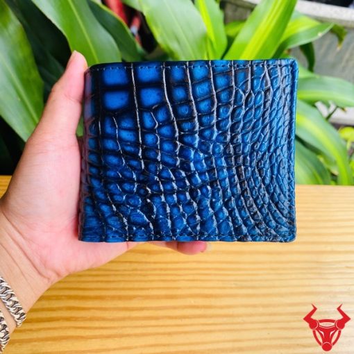 Một chiếc ví da cá sấu 2M xanh patina sang trọng, thiết kế thời trang, thể hiện đẳng cấp và phong cách cao cấp.
