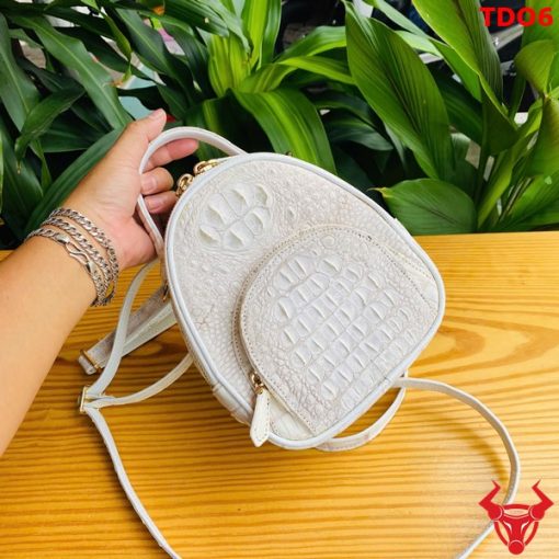 Balo mini cá sấu, gọn nhẹ, thanh lịch.