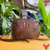 Clutch cá sấu nâu đất 2 ngăn, sang trọng.