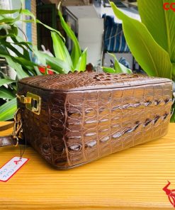 Clutch cá sấu nâu đất, sang trọng, tiện dụng.