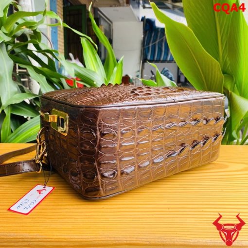 Clutch cá sấu nâu đất, sang trọng, tiện dụng.
