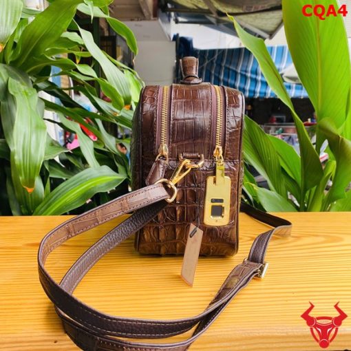 Clutch cá sấu nâu đất, lịch lãm.