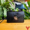 Clutch da bụng cá sấu đen, sang trọng.