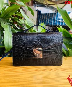 Clutch da bụng cá sấu đen, sang trọng.