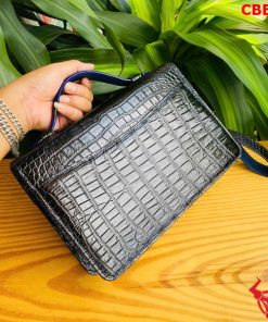Clutch cá sấu đen sang trọng.