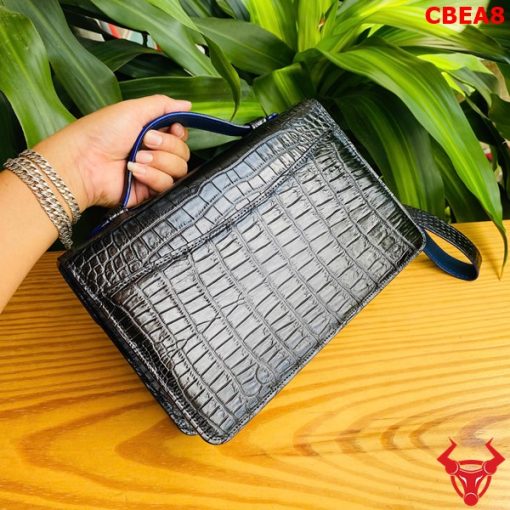 Clutch cá sấu đen sang trọng.