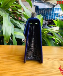 Clutch da bụng cá sấu đen thời trang.
