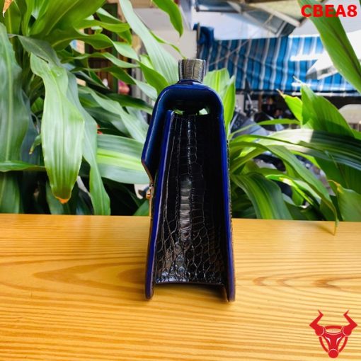 Clutch da bụng cá sấu đen thời trang.