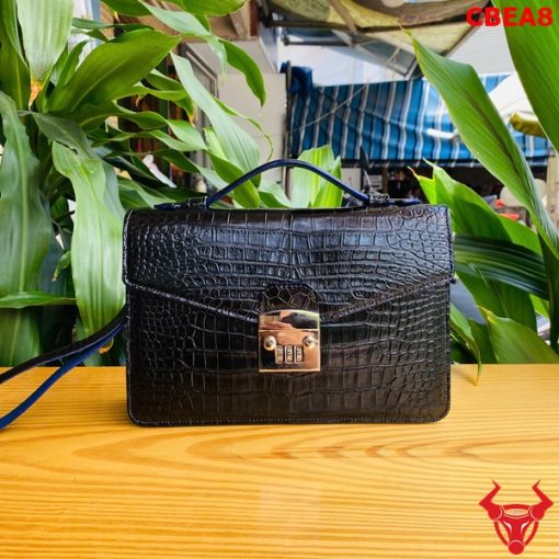 Clutch da bụng cá sấu đen, sang trọng.