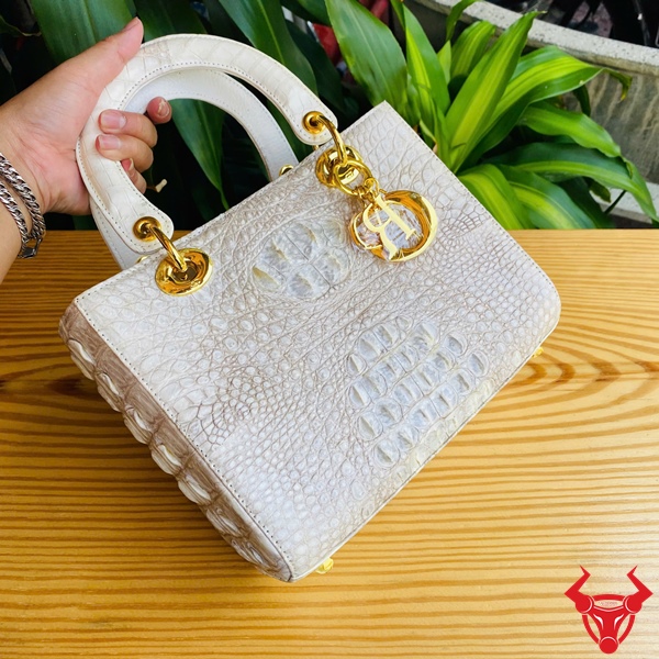 Túi Xách Lady Da Gai Lưng Cá Sấu Trắng Bạch – Đẹp Vượt Thời Gian Túi nữ da gai lưng cá sấu trắng bạch tạng độc lạ và tinh tế