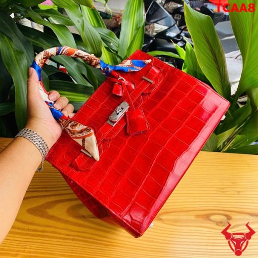 Túi xách cá sấu bóng kính đỏ quý phái.
