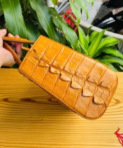 Túi nữ gù cá sấu màu vàng bò – Phong cách hoàng gia