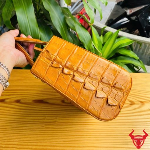 Túi nữ gù cá sấu màu vàng bò – Phong cách hoàng gia
