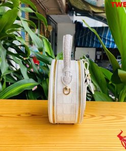 Túi xách tròn cá sấu, trẻ trung, tiện lợi.