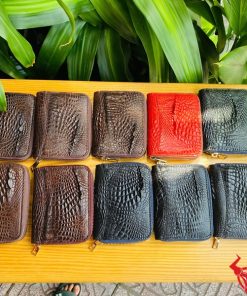 Ví mini cá sấu đen lịch lãm.