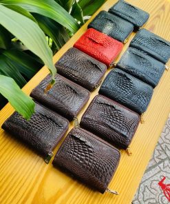 Ví mini da cá sấu đen sang trọng.