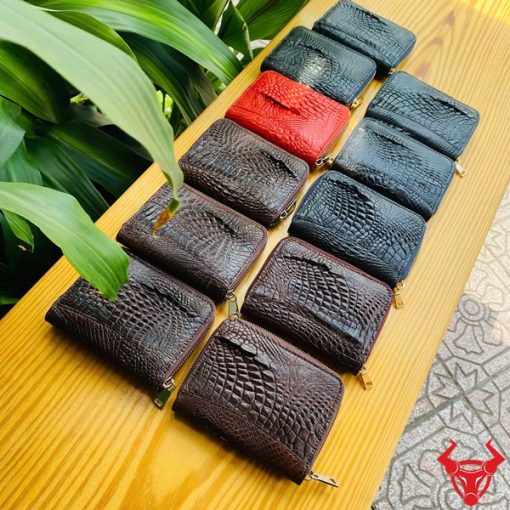 Ví mini da cá sấu đen sang trọng.