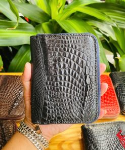 Ví mini da cá sấu đen sang trọng, bền bỉ.