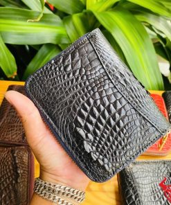Ví mini cá sấu đen khuôn lồi độc đáo.