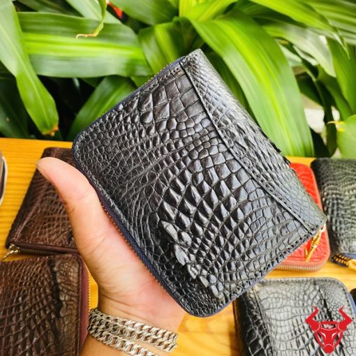 Ví mini cá sấu đen khuôn lồi độc đáo.