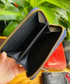 Ví mini da cá sấu đen tiện lợi.