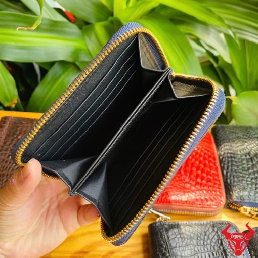 Ví mini da cá sấu đen tiện lợi.