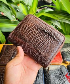 Ví da cá sấu mini nâu đất sang trọng.
