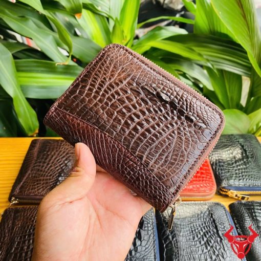 Ví da cá sấu mini nâu đất sang trọng.