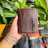 Ví mini da cá sấu nâu đất tinh tế.