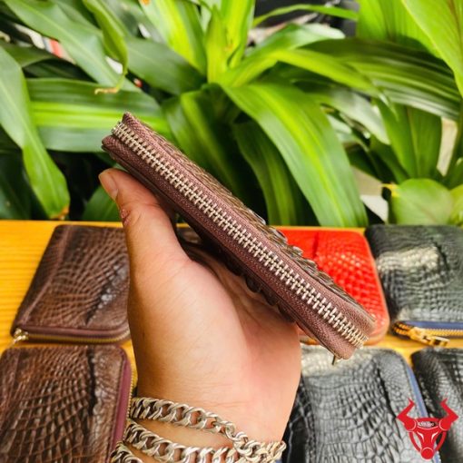 Ví mini cá sấu nâu đất cổ điển.
