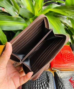 Ví mini cá sấu nâu đất thanh lịch.
