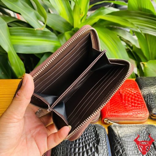 Ví mini cá sấu nâu đất thanh lịch.