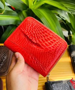 Ví mini cá sấu nâu đỏ ấn tượng.