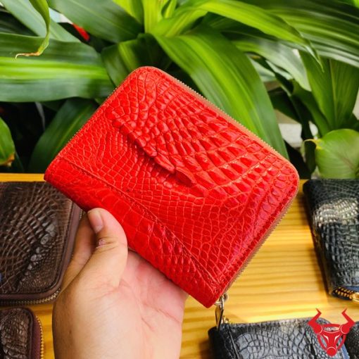 Ví mini cá sấu nâu đỏ ấn tượng.