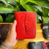 Ví mini da cá sấu nâu đỏ sang trọng.
