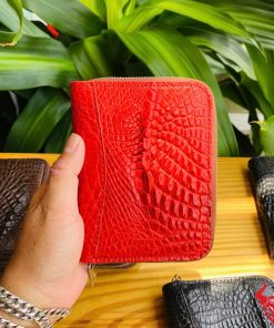Ví mini da cá sấu nâu đỏ sang trọng.