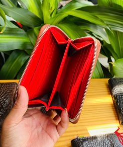 Ví mini cá sấu nâu đỏ độc đáo.